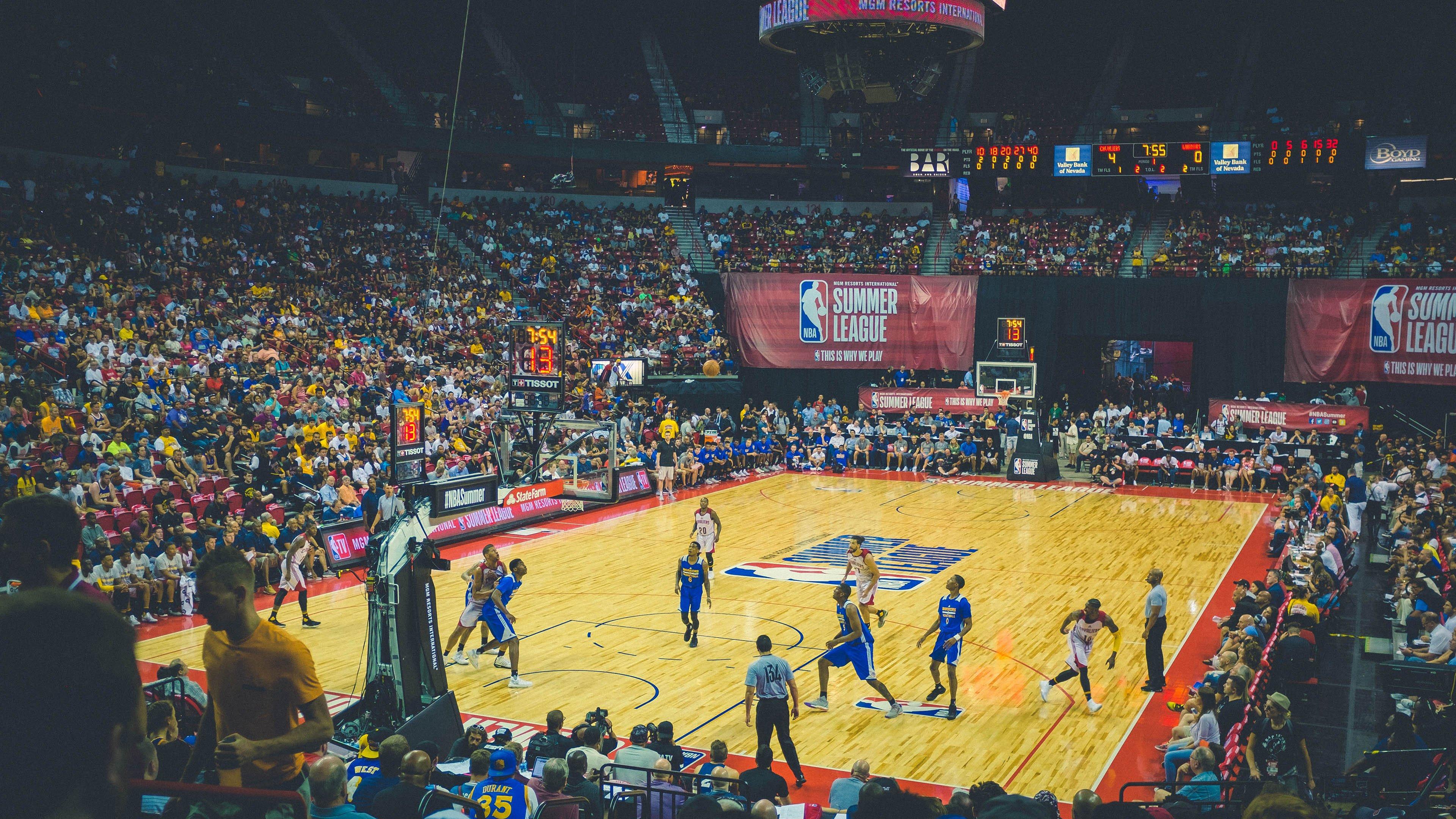 海斯关键补篮绝杀！湖人鏖战加时险胜马刺，詹姆斯缺阵下奇兵制胜