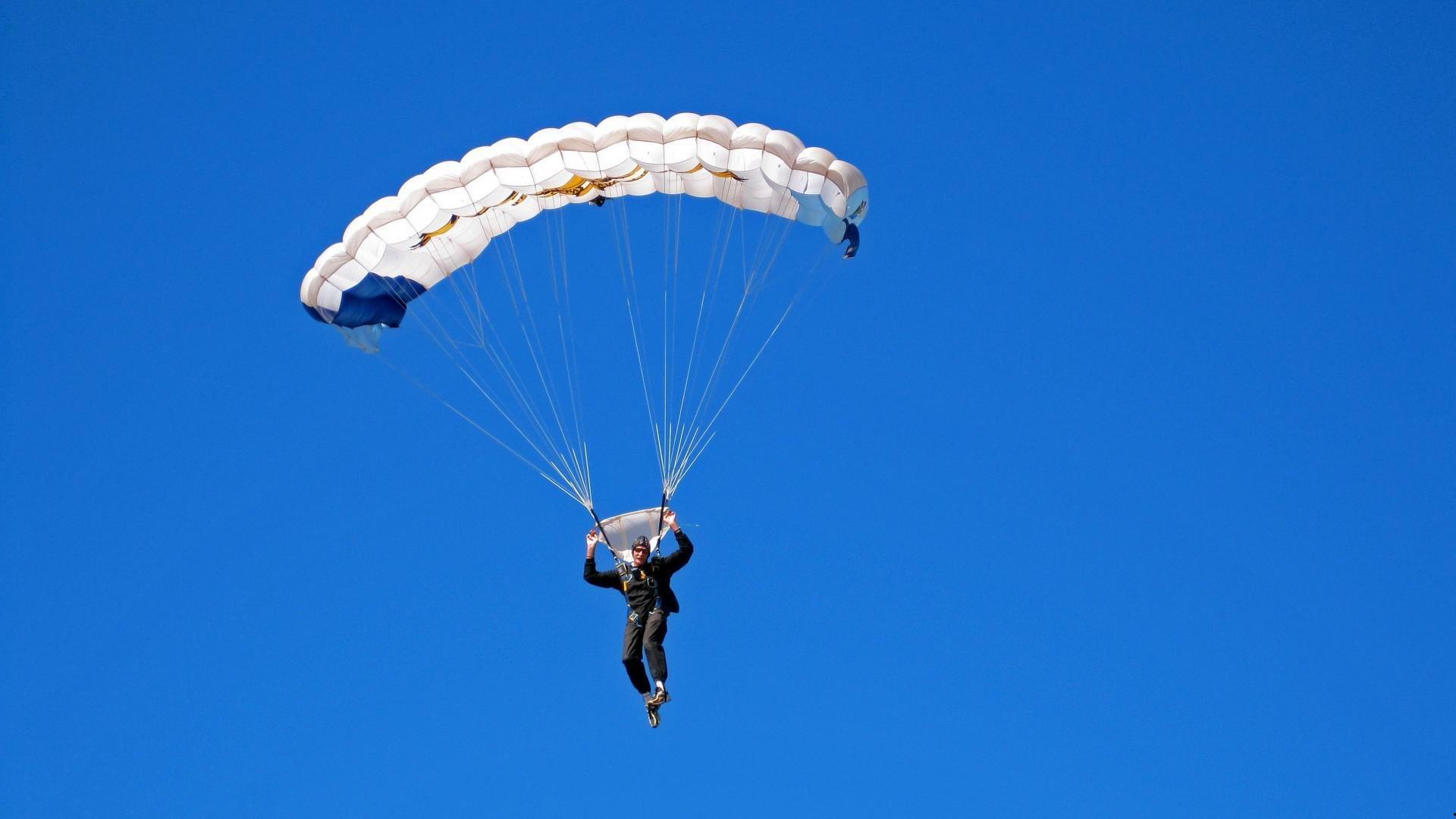 关键球落地争议判罚引风波，比塞克赛后坦言判断被干扰